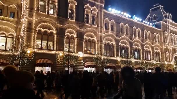 Moskva, Ryssland - januari 7.2019. Personer på Christmas Fair nära tandköttet store — Stockvideo