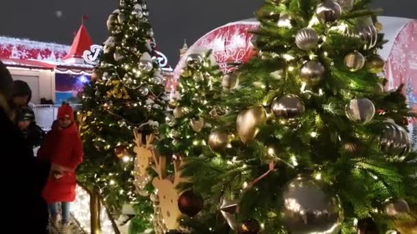 Moscou, Rússia - 7 de janeiro de 2019. Pessoas na Feira de Natal perto da loja de pastilhas — Vídeo de Stock