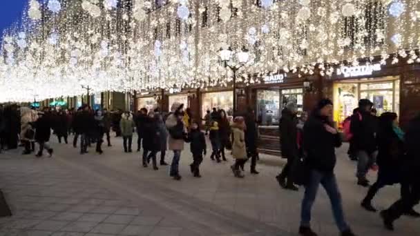 Moskou, Rusland - januari 7.2019. Mensen lopen langs de toeristische wandelstraat Nikolskaya — Stockvideo