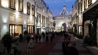 Moskova, Rusya - Ocak 7.2019. Turist yaya Tretyakovskiy Proyezd'de boyunca insanlar yürüyüş