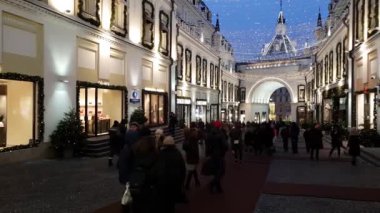 Moskova, Rusya - Ocak 7.2019. Turist yaya Tretyakovskiy Proyezd'de boyunca insanlar yürüyüş