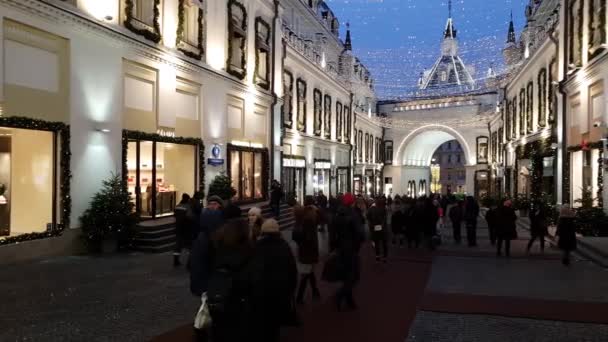 Μόσχα, Ρωσία - Ιανουαρίου 7.2019. Άνθρωποι περπατούν κατά μήκος το τουριστικό πεζόδρομο Tretyakovskiy proyezd — Αρχείο Βίντεο