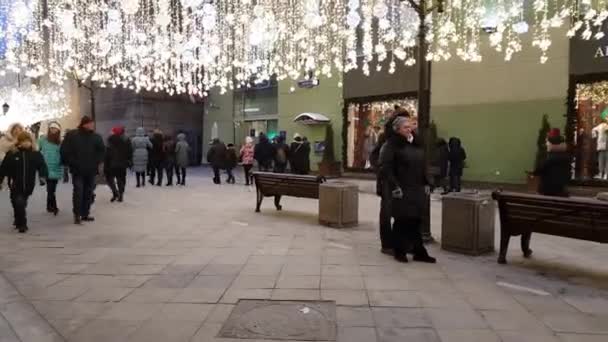 Moskau, russland - 7.januar 2019. die menschen gehen entlang der touristischen fußgängerzone nikolskaja straße — Stockvideo