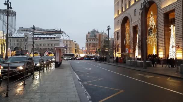 Moskou, Rusland - januari 7.2019. Loebjanka street tijdens de kerstvakantie in de avond — Stockvideo