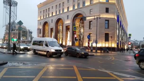 Moskova, Rusya - Ocak 7.2019. Akşam Noel tatili sırasında Lubyanka sokak — Stok video