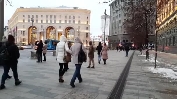 Μόσχα, Ρωσία - Ιανουαρίου 7.2019. Άνθρωποι στην οδό Lubyanka κατά τη διάρκεια των εορτών των Χριστουγέννων το βράδυ — Αρχείο Βίντεο