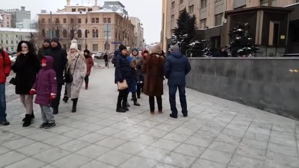 Moskau, russland - 7.januar 2019. die menschen auf der lubyanka-straße während der weihnachtsfeiertage abends — Stockvideo