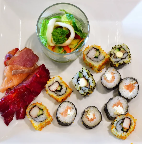Ein Set Sushi Und Salat Glas Auf Einem Weißen Teller — Stockfoto