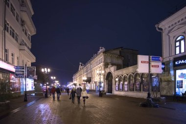 Nizhny Novgorod, Rusya Federasyonu - Kasım 1.2015. Bolshaya Pokrovskaya Street - şehrin tarihi kesiminde bir turist yaya