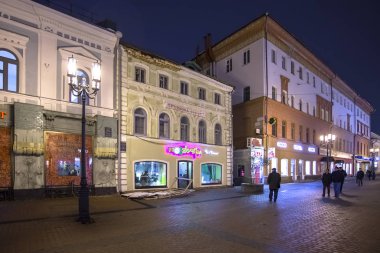 Nizhny Novgorod, Rusya Federasyonu - Kasım 1.2015. Bolshaya Pokrovskaya Street - şehrin tarihi kesiminde bir turist yaya