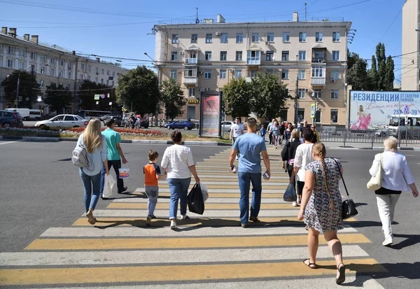 Voronezh, Russia - August 23. 2018 People walk along the pedestrian crossing in city center on Koltsovskaya street — Stock Photo, Image