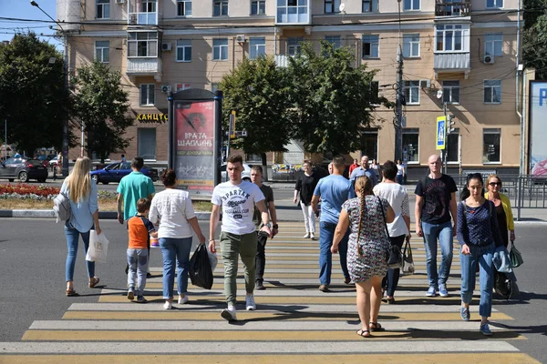 Voronezh, Russia - August 23. 2018 People walk along the pedestrian crossing in city center on Koltsovskaya street — Stock Photo, Image