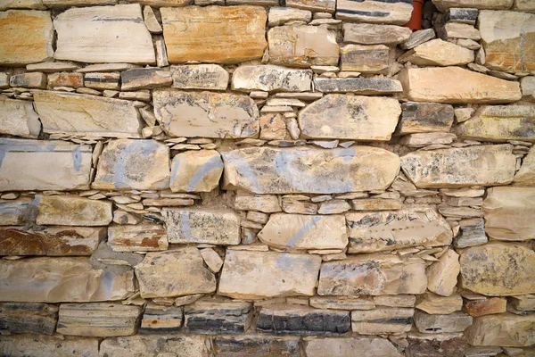 Mauerfragmente aus großen und kleinen Steinen. Zypern — Stockfoto