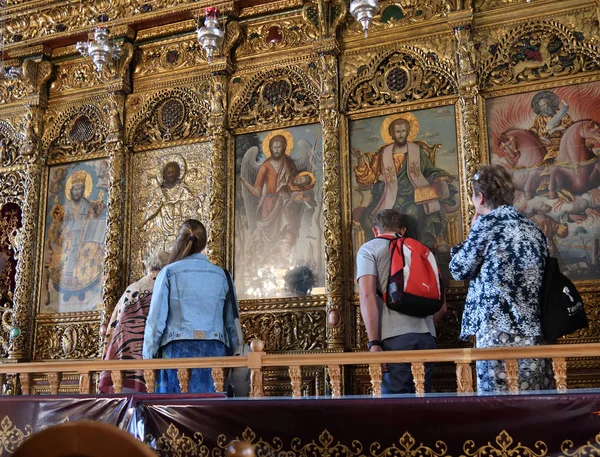 Larnaca, Chipre - 2 de novembro. 2018. Crentes perto de ícones na igreja de São Lázaro — Fotografia de Stock