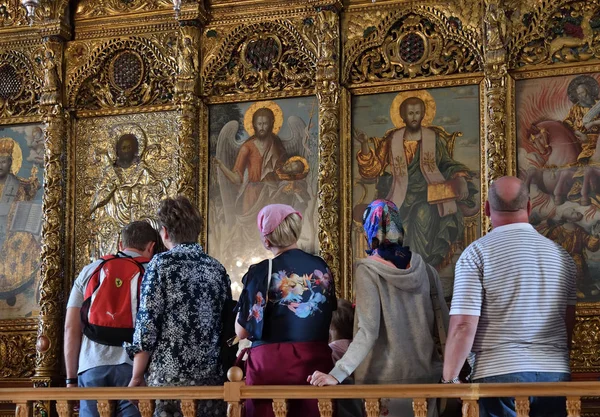 Larnaca, Cyprus - November 2. 2018. Believers near icons in church of St. Lazarus — 图库照片