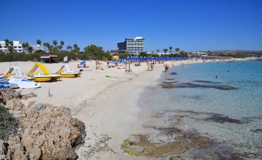Ayia Napa, Kıbrıs - 1 Kasım. 2018. insanlar kalan Makronissos Beach Resort