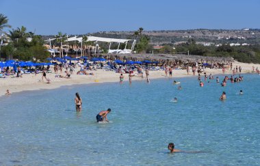 Ayia Napa, Kıbrıs - 1 Kasım. 2018. insanlar Makronissos Beach Resort üzerinde yüzüyor
