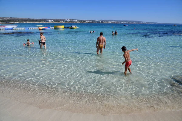 Ayia Napa, Cipro - 1 novembre. 2018. La gente nuota sul Makronissos Beach Resort — Foto Stock