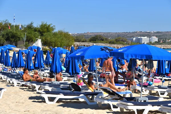 Ayia Napa, Kypr - listopad 1. 2018. lidé na lehátkách na Makronissos Beach Resort — Stock fotografie