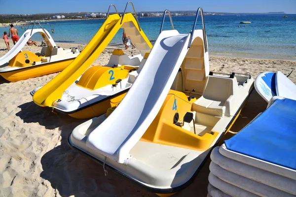 Ayia Napa, Cipro - 1 novembre. 2018. Catamarani a pedali sul Makronissos Beach Resort — Foto Stock