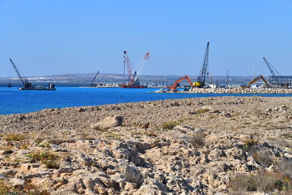 Construction of pier on the sea coast — Stock Photo, Image