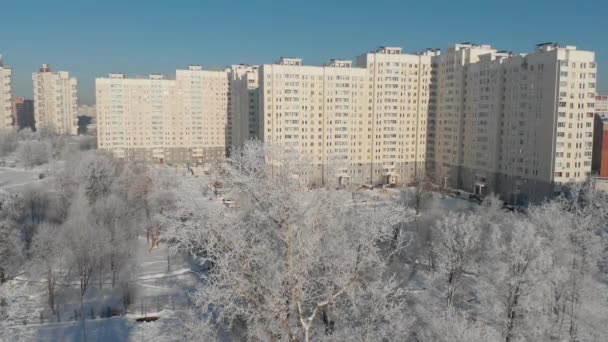 Vliegen over stadspark in de winter en Moskou, Rusland — Stockvideo