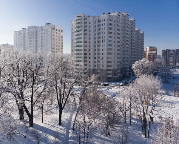View of snow-covered city park on sunny day. Moscow, Russia — Stock Photo, Image