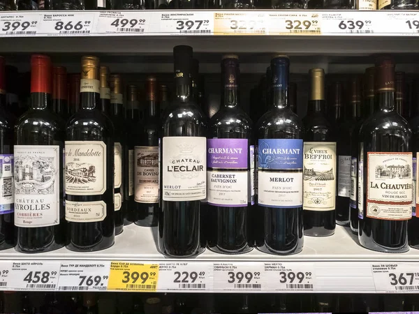 Moskva, Ryssland - 21 januari. 2019. olika typer av rött vin på disken i Pyaterochka förvaras — Stockfoto
