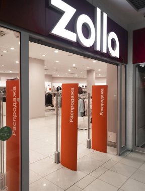 Moskova, Rusya - Ocak 26.2019. Ağ deposu Zola girişi. Kadın ve erkek giyim satışı
