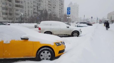 Moskova, Rusya - 26 Ocak. 2018. Zelenograd, yoğun kar yağışı sırasında yolda trafik