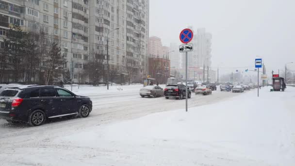 Moskva, Rusko - 26. ledna. 2018. provoz na silnici při husté sněžení v Zelenograd — Stock video