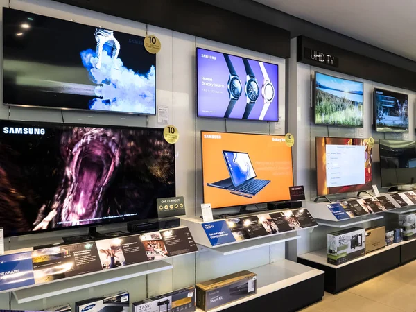 Moscou, Rússia - 27 de janeiro de 2019. TVs modernas na loja de marca Samsung — Fotografia de Stock