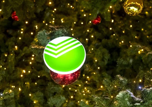 俄罗斯莫斯科-1月2日。2019. 圣诞树上带有斯伯班克标志的装饰 — 图库照片