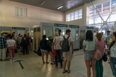 Sochi, Rusya Federasyonu - 3 Haziran. 2018. kişi Abhazya ile eyalet sınırında pasaport denetim geçiş