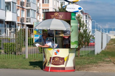 Sochi, Rusya Federasyonu - 4 Haziran. 2018. gezi turları seyahat acentesi Alicia üzerinden satışı için sokak köşk