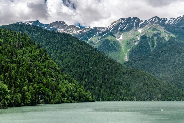 Ritsa 호수는 Abkhazia에 주변 산 — 스톡 사진