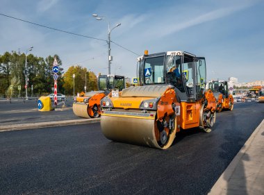 Moscow, Rusya Federasyonu-9 Ekim. 2018. Asfalt kaplama onarım kullanarak bir asfalt fayans ustası