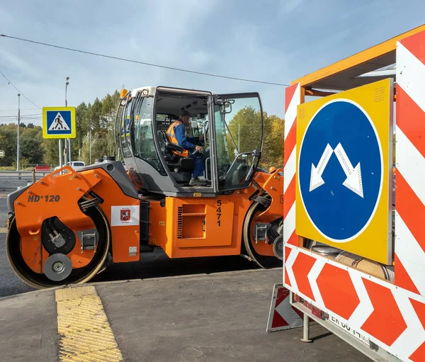 Moscow, Russia -October 9. 2018. Asphalt pavement repair using Asphalt roller — Stock Photo, Image