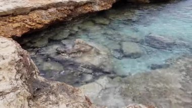 Akdeniz dalgalar kayalara karşı dayak. Sahil Kıbrıs Adası