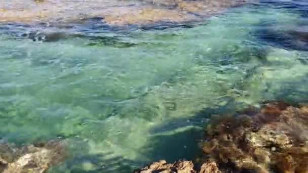 Des vagues méditerranéennes battant contre les rochers. Côte de l'île de Chypre 