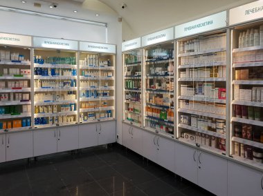 Moskova, Rusya - Ocak 27.2019. Eczane çeşitli markaların tıbbi kozmetik