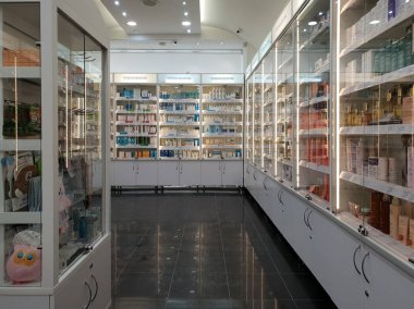 Moskova, Rusya - Ocak 27.2019. Eczane çeşitli markaların tıbbi kozmetik