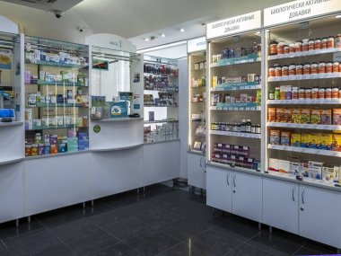 Moskova, Rusya - Ocak 27.2019. Samson ilaç eczane boş kasalar ile iç