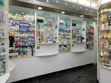 Moskova, Rusya - Ocak 27.2019. Samson ilaç eczane boş kasalar ile iç