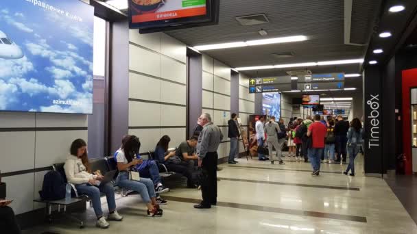 Moscou, Rússia - 6 de junho. 2018. pessoas na sala de partida do aeroporto Vnukovo — Vídeo de Stock
