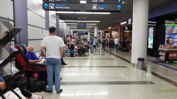 Moscow, Oroszország - június 6-án. 2018. emberek indulási csarnokban Vnukovo Airport — Stock videók