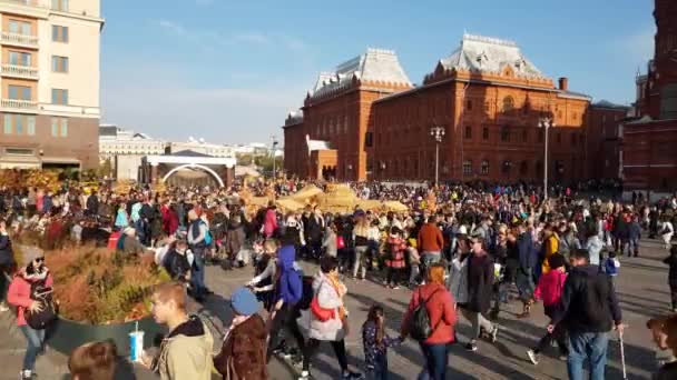 Moskau, Russland - 7. Oktober. 2018. Goldener Herbst - Festival auf dem Maneschnaja-Platz — Stockvideo