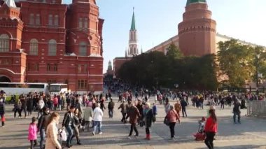Moskova, Rusya - 7 Ekim. 2018. çok sayıda turistin Kremlin yakınındaki Manezhnaya Meydanı'nda