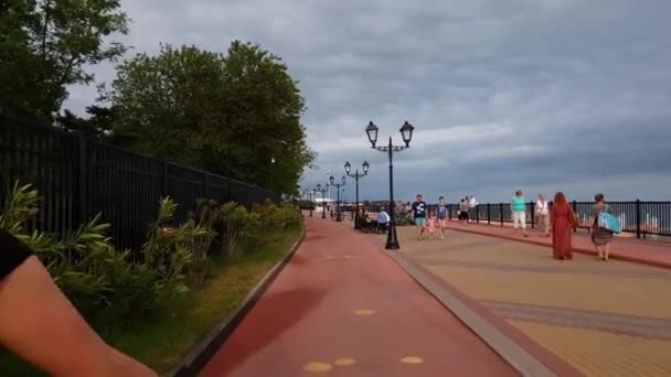 俄罗斯索契 6月5日 2018 沿着自行车道上的堤防移动到阿德勒 — 图库视频影像