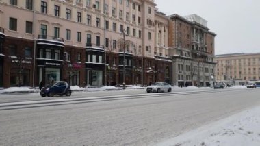 Moskova, Rusya - Ocak 27.2019. Bir kar yağışı sırasında Tverskaya street. Ana caddelerinden biri